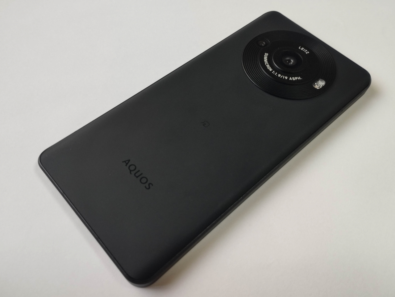 AQUOS R8 pro 実機外観3